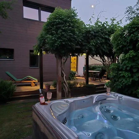 Villa Luxury Garden Retreat With Hot Tub And Pinball Prága