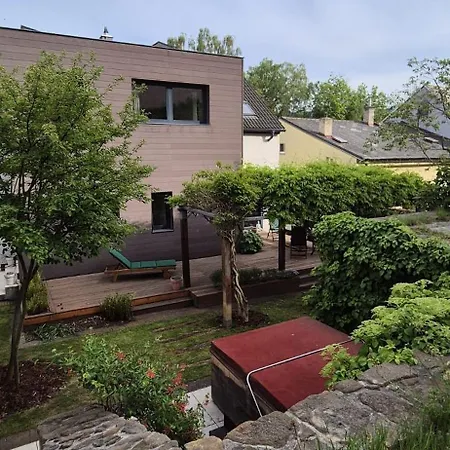 Villa Luxury Garden Retreat With Hot Tub And Pinball *