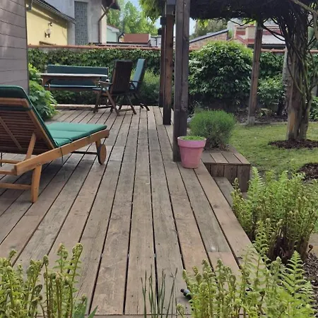 Luxury Garden Retreat With Hot Tub And Pinball *