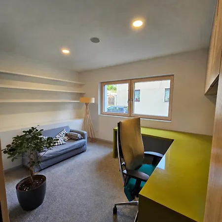 Villa Luxury Garden Retreat With Hot Tub And Pinball